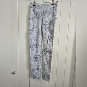Lululemon leggings, white floral Speed Up Tights Luxtreme, size 2